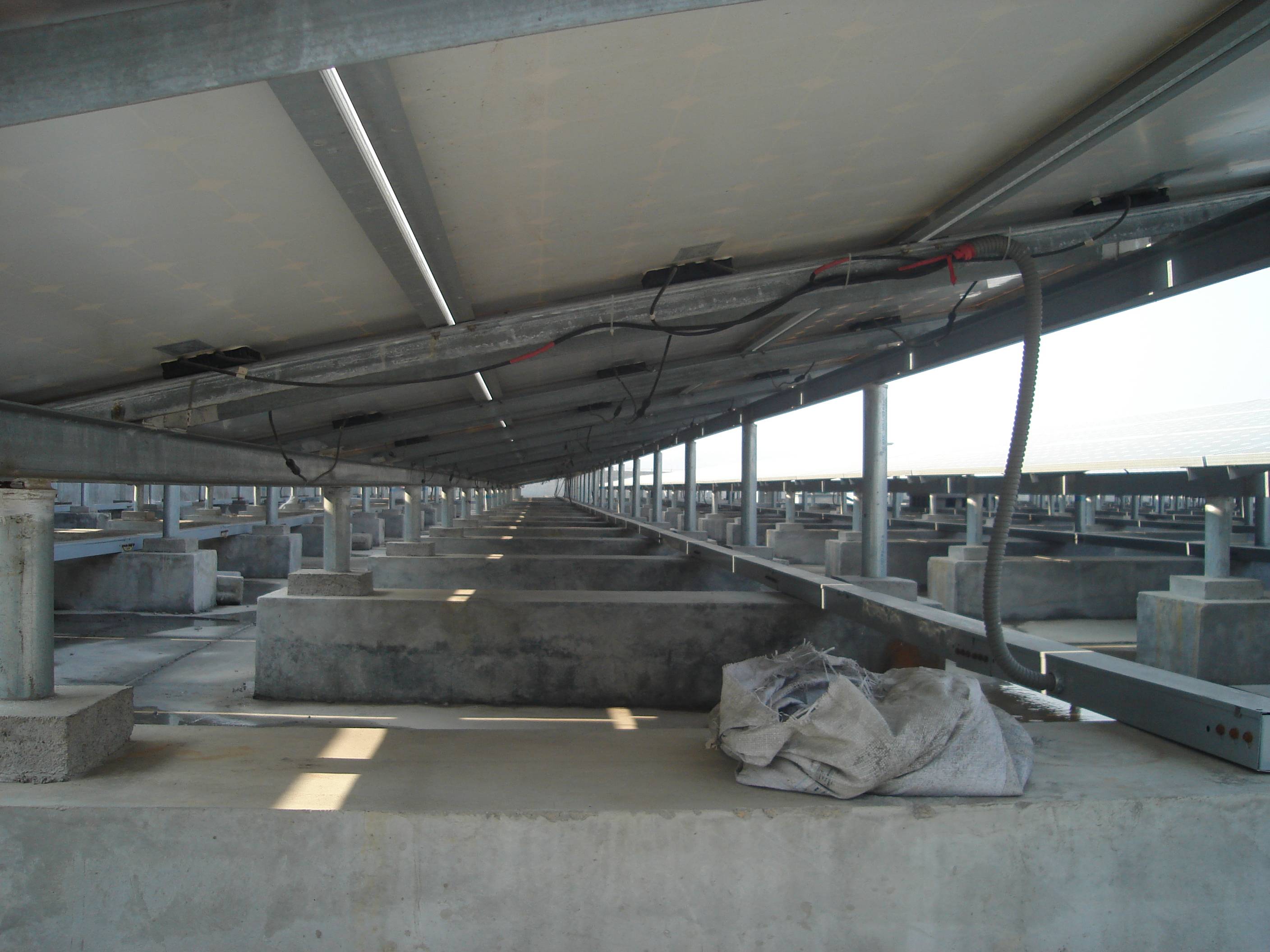 公司建设的2MW光伏电站(图2)